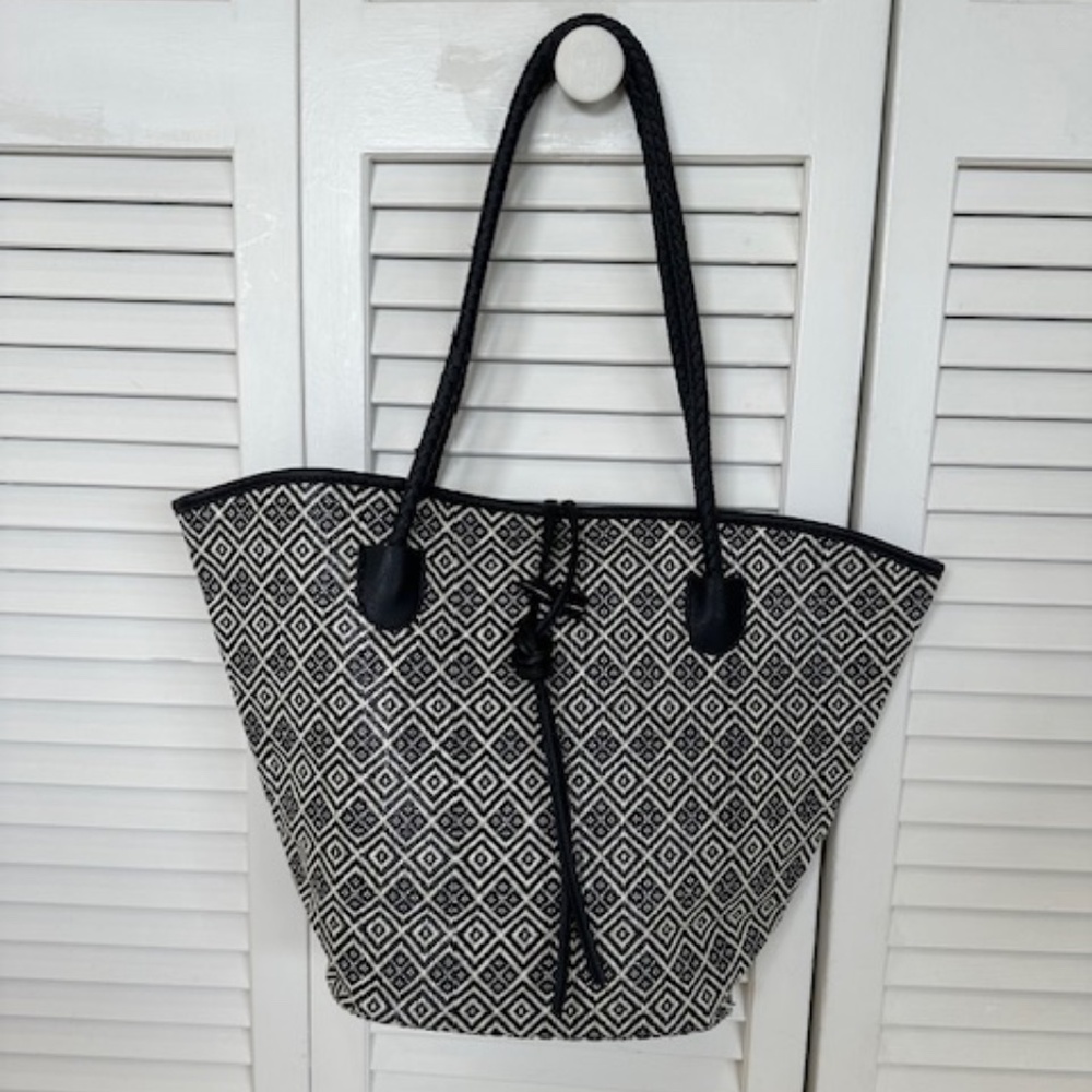 (NWOT)  NEW NEIMAN MARCUS LARGE BLACK AND WHITE  TOTE BAG W/ THICK STRAPS